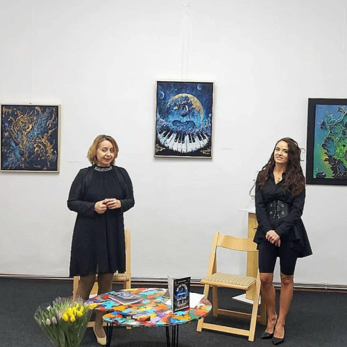 Muzeul de Artă din Roman a găzduit vernisajul unei expoziții personale a pictoriței Mihaela Vieru