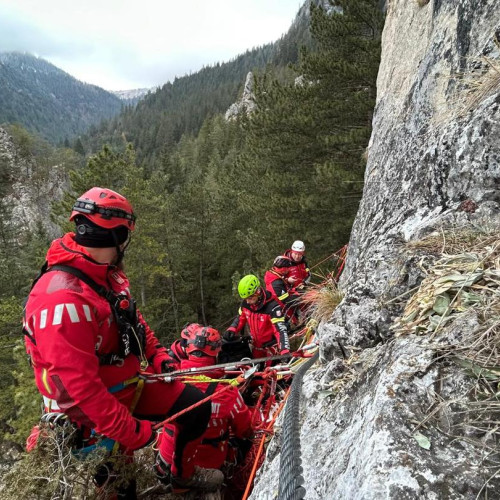 Salvamontiști din Neamț și Harghita au salvat două victime de pe o stâncă abruptă