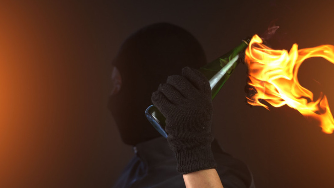 Un tânăr din Maramureș a aruncat cu o sticlă incendiară la un bar cu butelii cu GPL.