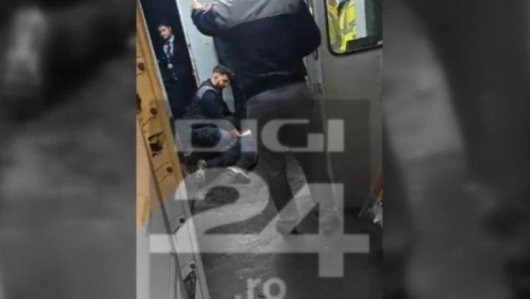 Imagini Exclusive din Avionul Groazei: Bărbatul Cu Venele Tăiate, Imobilizat de Polițiști
