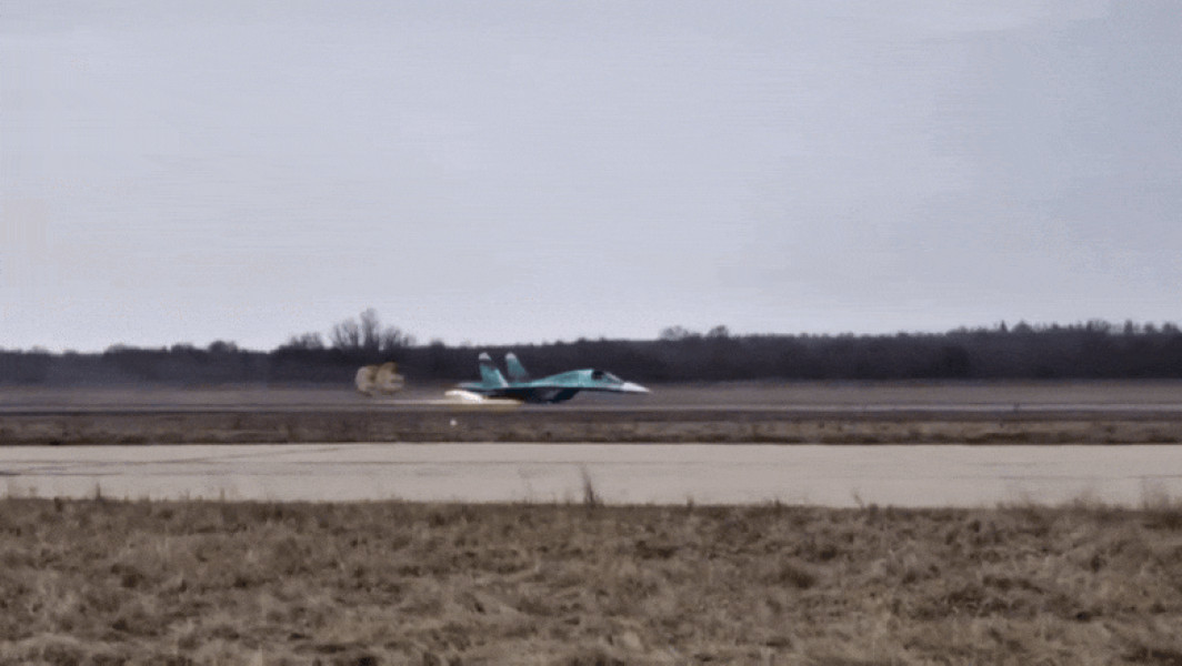 Avion rusesc Su-34 aterizează de urgență pe burta