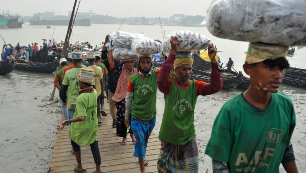 Tineri din Bangladesh recrutati pentru a lupta in Ucraina