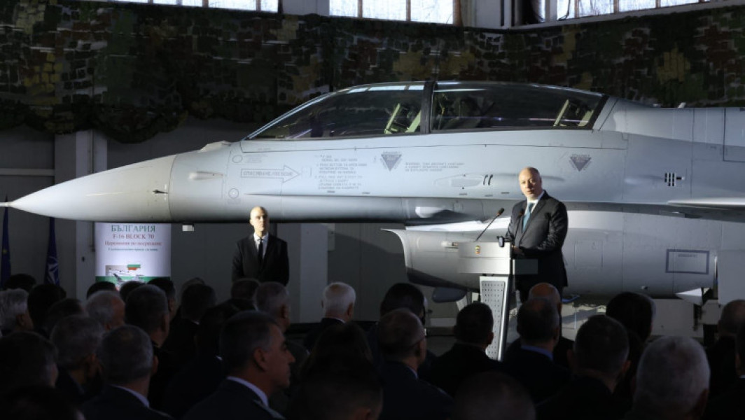 Bulgaria primește primul avion F-16 dintr-o comandă istorică