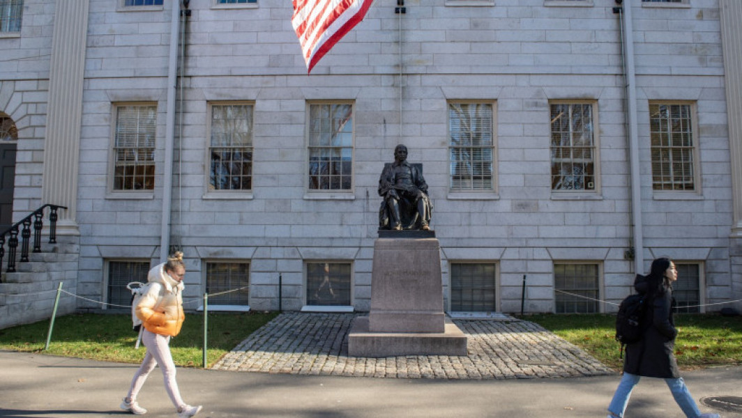 Administrația Trump îngheață fonduri pentru Universitatea Harvard