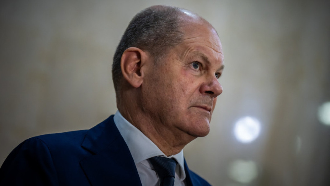 Bărbat din Germania amendat după ce l-a îmbrățișat pe cancelarul Olaf Scholz