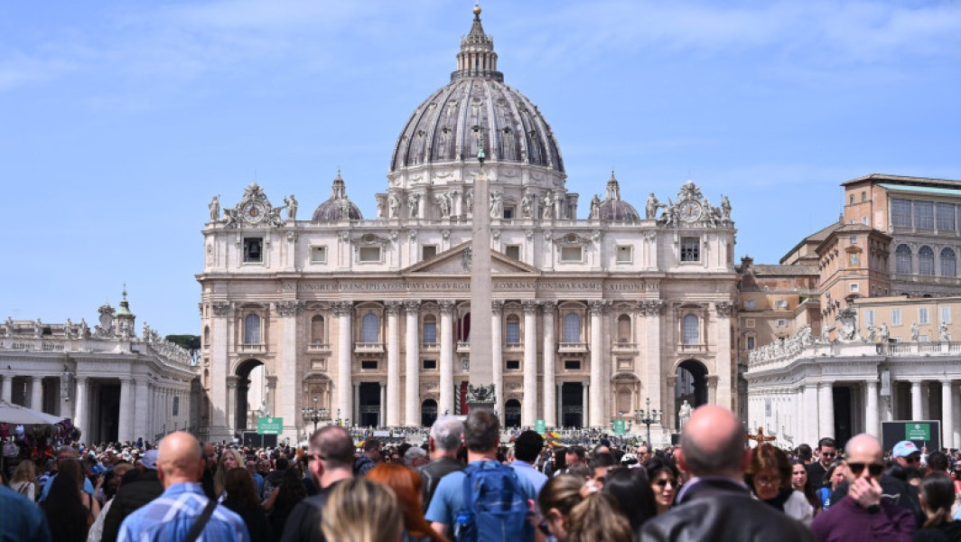 Cardinalii se reunesc în conclav pentru alegerea succesorului Papei Francisc