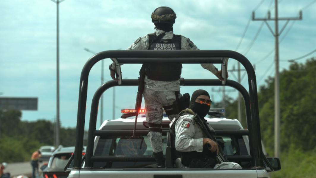 Violente în vestul Mexicului: grupuri criminale blochează drumuri și incendiază vehicule