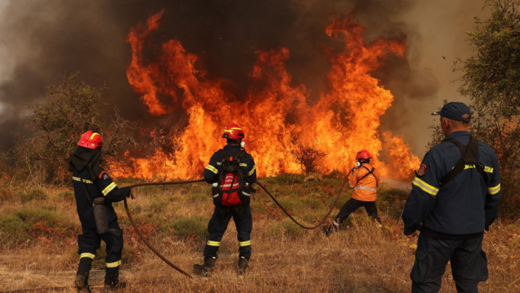Grecia mobilizează un număr record de pompieri pentru sezonul incendiilor