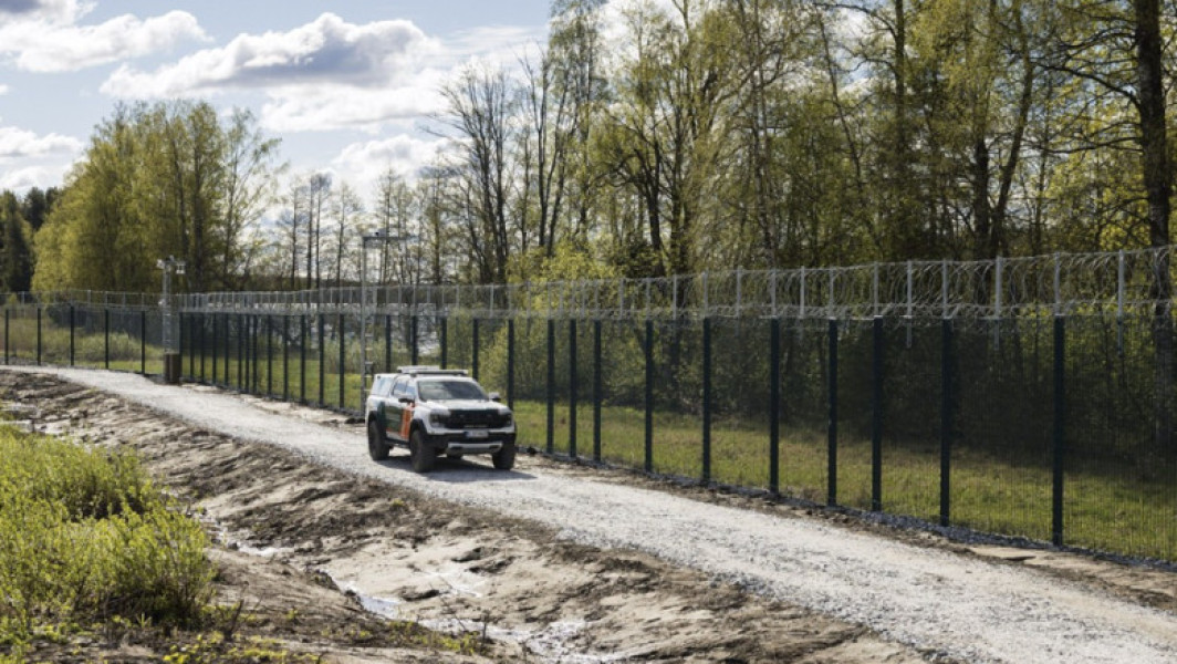 Finlanda a construit primii 35 km dintr-un gard la granița cu Rusia