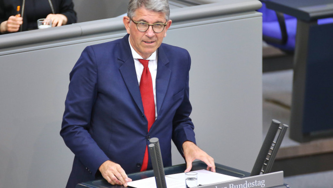 Germania plănuiește să introducă o taxă de 10% asupra platformelor digitale majore, în special asupra companiilor americane precum Google și Meta, anunță Digi24. Potrivit ministrului culturii, Wolfram Weimer, proiectul de lege vizează în special marile platforme digitale care utilizează conținut media.