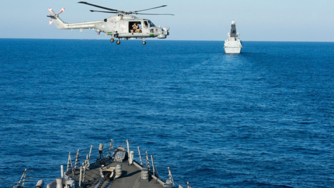 Nave și elicoptere ale Royal Navy au urmărit pentru a doua oară în această lună activitatea navelor rusești în apele maritime britanice, potrivit unui comunicat al Royal Navy, citează digi24.ro. Distrugătorul HMS Dragon a monitorizat nava rusă de informații Yuri Ivanov, care se afla în apropiere de Outer Hebrides, în largul coastei Scoției, în urma exercițiilor NATO din zonă.