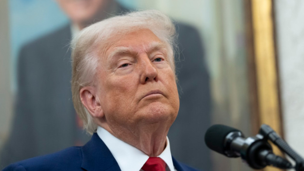Curtea federala de apel a restabilit taxele vamale impuse de Donald Trump, relateaza Digi24.ro. Decizia vine la o zi dupa ce un tribunal comercial a hotarat ca presedintele a depasit autoritatea atunci cand a impus aceste tarife și a ordonat blocarea lor imediata. Potrivit mărturiei, Curtea de Apel a Statelor Unite pentru Circuitul Federal din Washington nu a oferit o explicație oficială pentru această decizie, însă a solicitat părților implicate să răspundă până la 5 iunie, iar administrației până la 9 iunie.