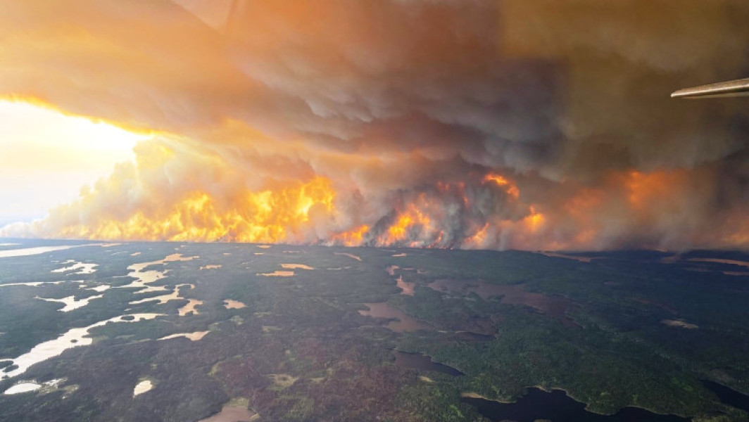 Incendiile de vegetație din Canada afectează grav vestul și centrul țării, forțând mii de oameni să plece din case, potrivit digi24.ro. Se confirmă temerile legate de un sezon extrem de grav al incendiilor, iar autoritățile avertizează că situația se poate înrăutăți dacă nu plouă. Premierii din Manitoba și Saskatchewan au declarat stare de urgență, iar mare parte din Canada, de la Teritoriile de Nord-Vest și Alberta până în Quebec, se află în pragul unui nivel "extrem" de risc, cel mai ridicat nivel al riscului de incendii al Agenției de Mediu din țară, notează sursa menționată.