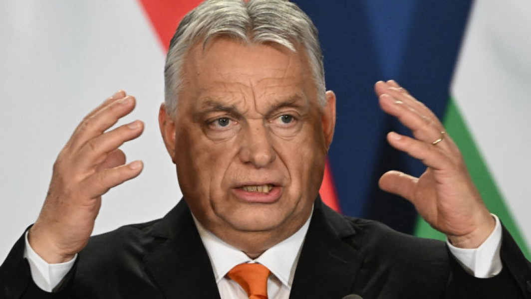 Viktor Orban acuză Bruxellesul că folosește războiul din Ucraina pentru a-și extinde puterea și a obține mai mulți bani de la țările membre ale Uniunii Europene, notează digi24.ro. Într-un interviu pentru postul public de radio Kossuth, premierul ungăr a declarat că „Bruxellesul răspunde la toate crizele luând prerogative de la tarile UE”. Orban susține că „constructorii de imperii” folosesc sprijinul pentru Ucraina pentru a prelua tot mai multe competențe naționale, pe care anterior nu le-au folosit.
