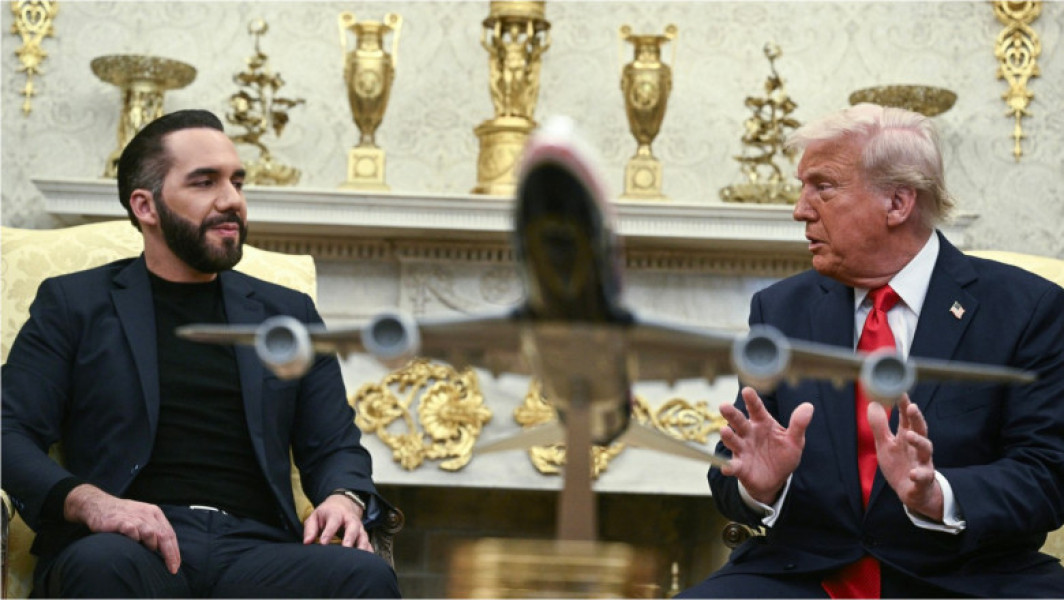 Bukele, președintele El Salvadorului, devine tot mai autocrat, potrivit digi24.ro. Liderul are toate instrumentele necesare pentru a rămâne la putere pe termen nelimitat, inclusiv recursuri la represiune și încălcarea legii. Se notează că, deși a trimis în închisoare 85.000 de suspecți de legături cu bandele de infractori, situația criminalității s-a redus considerabil, dar acuzațiile de înțelegeri cu gangsterii continuă să fie ridicate.