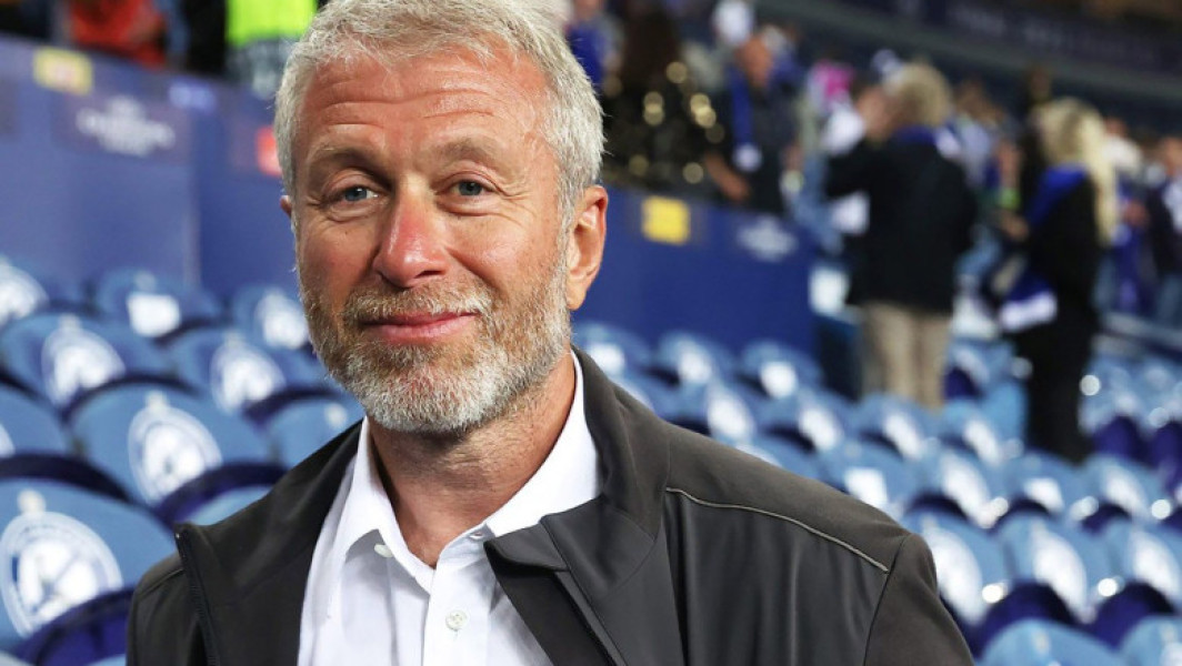 Guvernul Marii Britanii intenționează să îl dea în judecată pe oligarhul rus Roman Abramovici pentru vânzarea clubului de fotbal Chelsea, au anunțat oficialii Rachel Reeves, ministrul de Finanțe, și David Lammy, ministrul de Externe, într-o declarație comună din 2 iunie. Potrivit sursei digi24.ro, cei doi oficiali au menționat că guvernul este decis să se asigure că veniturile din această vânzare vor fi direcționate către cauze umanitare din Ucraina, ca urmare a invaziei pe scară largă a Rusiei.