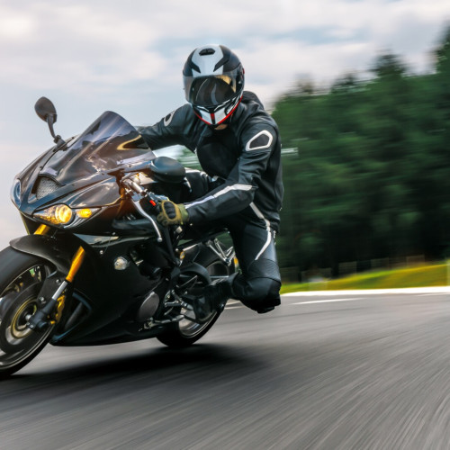 Motociclist fugărit de polițiști, prins după o zi de urmărire în Piatra-Neamț