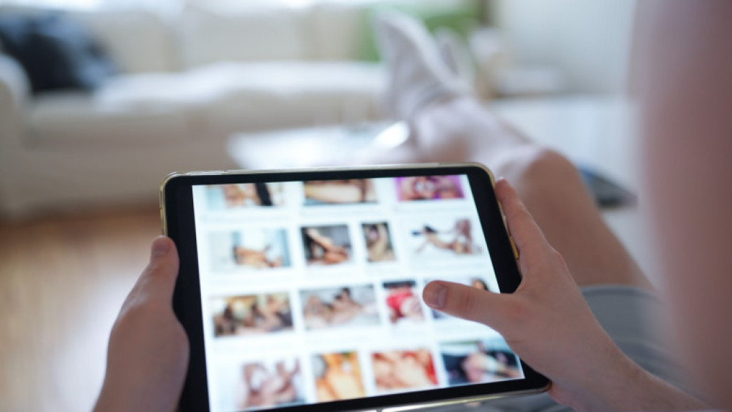 Companiile care dețin Pornhub, Redtube și YouPorn intenționează să oprească furnizarea de conținut pentru adulți în Franța, ca protest împotriva măsurilor guvernamentale de verificare a vârstei, notează digi24.ro. Potrivit oficialilor, această decizie va fi implementată începând cu această după-amiază, iar platformele Aylo Freesites vor publica un mesaj pentru utilizatorii francezi, explicând motivele și pentru a proteja viața privată a utilizatorilor.