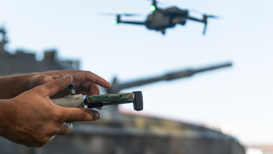 Marea Britanie intenționează să furnizeze 100.000 de drone Ucrainei până în aprilie 2026, marcând o creștere de zece ori față de volumul anterior. Potrivit digi24.ro, această decizie evidențiază importanța tehnologiei în război, dronele fiind considerate un factor decisiv în modul în care se poartă conflictele moderne.