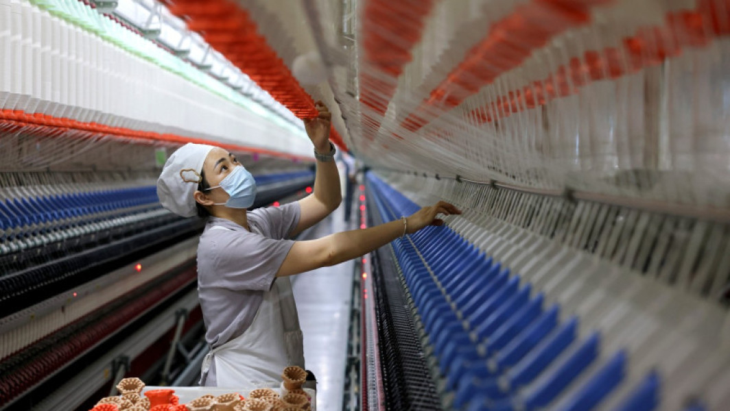 Activitatea manufacturieră din China a scăzut în mai, cel mai rapid ritm din septembrie 2022, potrivit unui sondaj privat publicat marți. Sondajul publicat de Caixin/S&amp;P Global indică o scădere a indicelui managerilor de achiziții (PMI) din industrie la 48,3, sub estimările Reuters de 50,6, și față de 50,4 în aprilie. Este pentru prima dată din septembrie anul trecut când indicele a coborât sub pragul de 50, care semnalează încetinirea activității. Conform site-ului digi24.ro, scăderea activității a fost accentuată de reducerea cererii externe, inclusiv a comenzilor de export, care au atins cel mai redus nivel din iulie 2023.