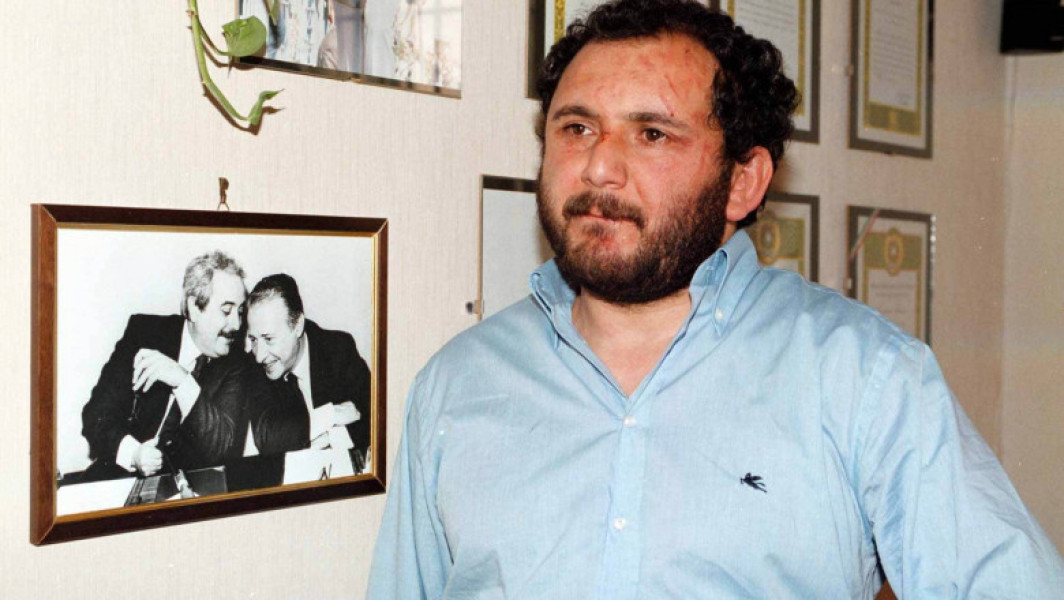 Giovanni Brusca, fost membru al mafiei siciliane Cosa Nostra, a fost eliberat recent după ce a petrecut 25 de ani în închisoare, potrivit digi24.ro. Se pare că acesta beneficiază acum de sprijinul unui program de protecție a martorilor, fiind departe de Sicilia și având identitate falsă, notează sursa. Brusca, care a recunoscut că a comis peste 150 de asasinate, a fost inițial condamnat la închisoare pe viață, dar pedeapsa i-a fost redusă în urma colaborării cu justiția, ca urmare a unei legi promovate chiar de fostul său colaborator, judecătorul Giovanni Falcone.