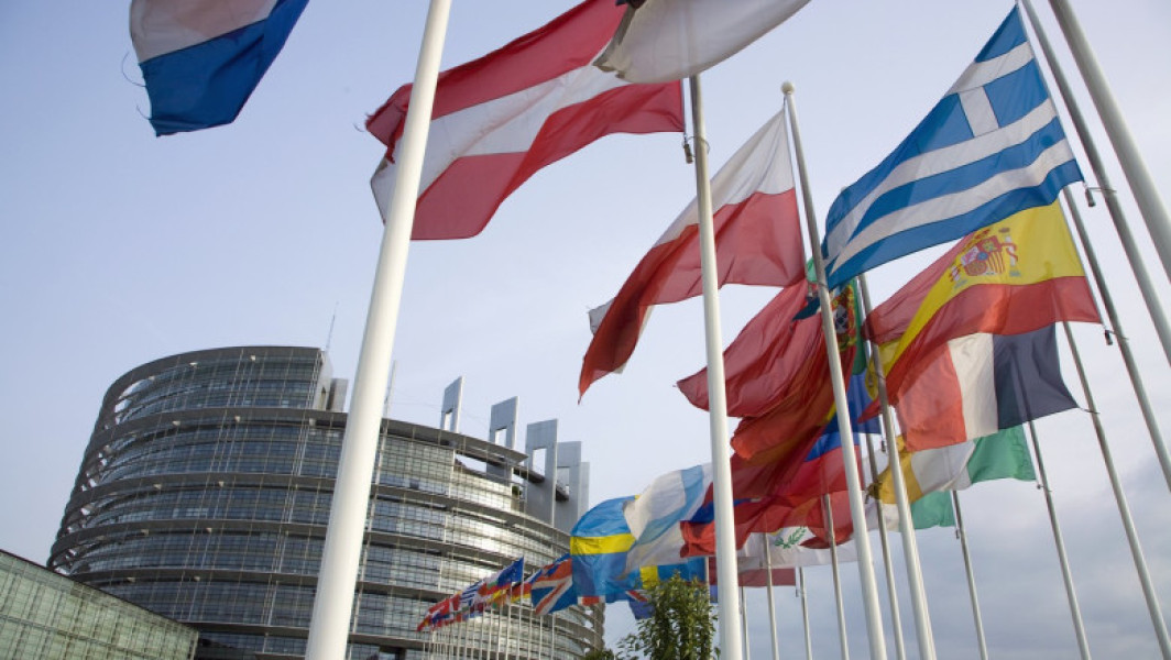 Finlanda intenționează să înăsprească regulile de obținere a rezidenței permanente, potrivit unui anunț al guvernului finlandez, citat de digi24.ro. Noua măsură prevede creșterea perioadei de ședere necesare de la patru la șase ani, în plus față de alte condiții suplimentare. Guvernul de coaliție, format în 2023 și care include și Partidul Finlandezilor de extremă dreapta, s-a angajat să ia măsuri stricte împotriva imigrației, notează AFP.