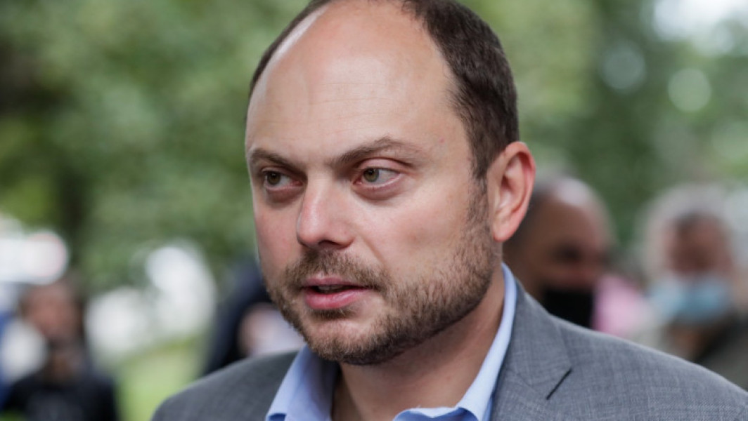 Opozitia exilată din Rusia discută în urma ușilor închise cu oficialii din Ucraina, potrivit unor declarații ale jurnalistului ruso-britanic Vladimir Kara-Murza, citate de digi24.ro. Kara-Murza, câștigător al premiului Pulitzer și critic al Kremlinului, afirmă că acum există un dialog secret între aceste două părți. Discuțiile nu sunt publice, dar el speră ca aceste contacte să escaladeze la cel mai înalt nivel, menționează el, referindu-se la președintele ucrainean Volodimir Zelenski.