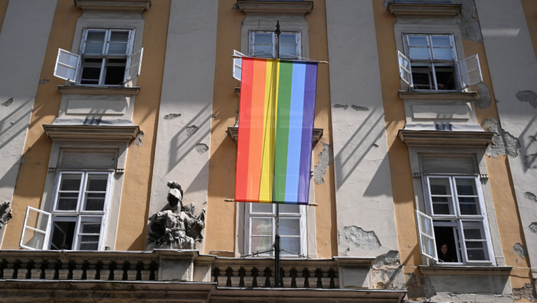 Ungaria interzice afișarea simbolurilor LGBT+ pe clădirile publice, potrivit unui decret publicat recent în Monitorul Oficial, relateaza digi24.ro. Decretul specifică că simbolurile care promovează sau se referă la orientări sexuale și de gen diferite nu pot fi afișate pe clădiri legate de guvern sau de banca centrală. Biroul premierului Viktor Orban a recunoscut că această decizie este “simbolică”, având în vedere că astfel de practici nu sunt obișnuite în mod standard.