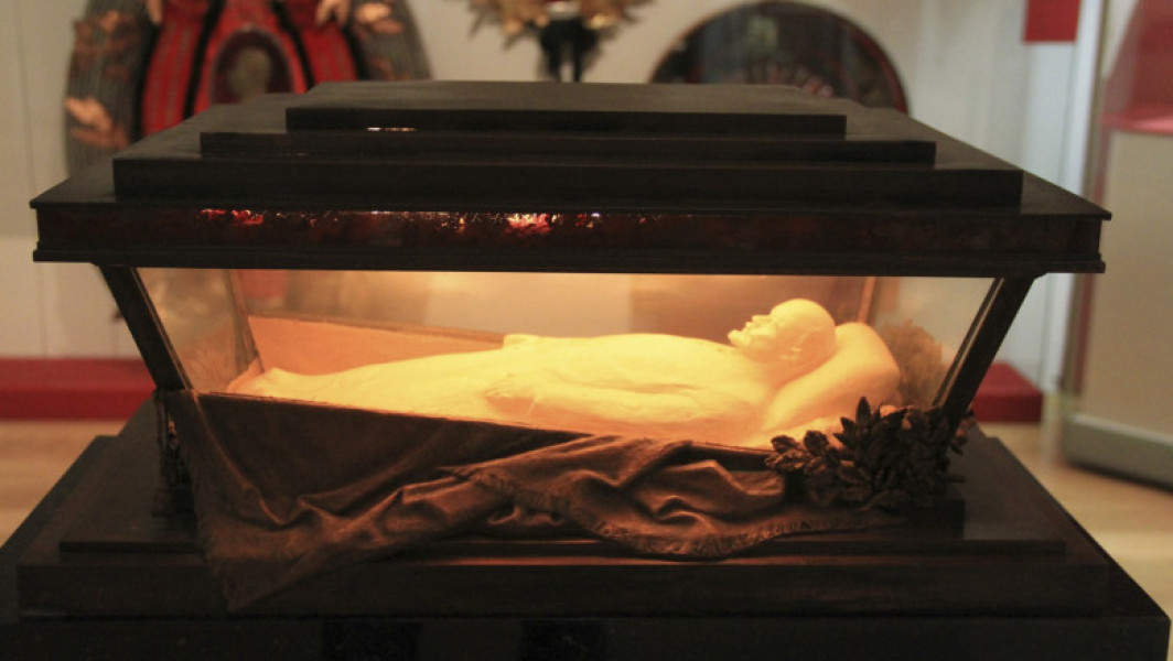 Cozi uriașe la mausoleul lui Lenin din Piața Roșie înainte de restaurare