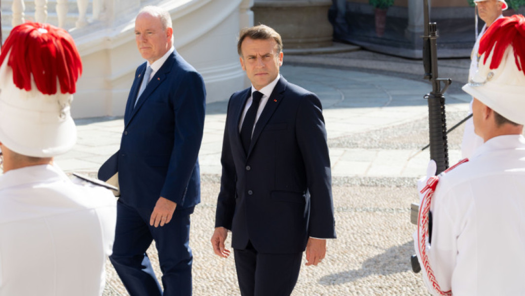 Emmanuel Macron a oferit prințului Albert al II-lea din Monaco un cadou inedit în timpul vizitei oficiale, relatează AFP citat de News.ro. Potrivit sursei, printul a primit un munte subacvatic descoperit în Oceanul Indian, care va purta numele lui.