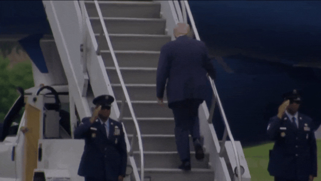 Donald Trump s-a impiedicat pe scara avionului Air Force One