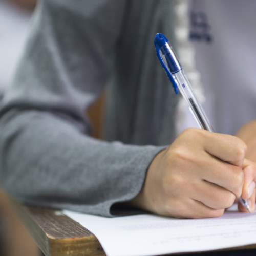 Rezultatele examenului de Bacalaureat 2025 vor fi publicate pe 30 iunie, conform anunțului Ministerului Educației. Candidatul trebuie să obțină cel puțin nota 5 la probele obligatorii, iar pentru promovare trebuie să aibă o medie generală de cel puțin 6, după ce a susținut toate probele scrise, precum și cele de competențe lingvistice și digitale.