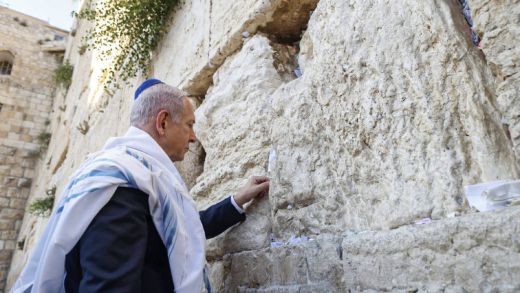 Israelul a denumit operațiunea militară împotriva Iranului „Rising Lion” (Leul care se ridică), un nume inspirat dintr-un verset biblic care promite un viitor victorios pentru Israel, relatează Reuters. Prim-ministrul Benjamin Netanyahu a fost surprins joi punând o notiță scrisă de mână într-o crăpătură a Zidului Plângerii din Ierusalim, cel mai sfânt loc de rugăciune al iudaismului. În retrospectivă, această notiță făcea referire la atacurile iminente asupra Iranului.