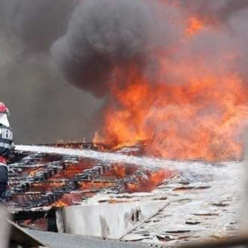 Incendiu la o casă din comuna Tazlău din cauza unui coș de fum: acoperișul a fost cuprins de flăcări