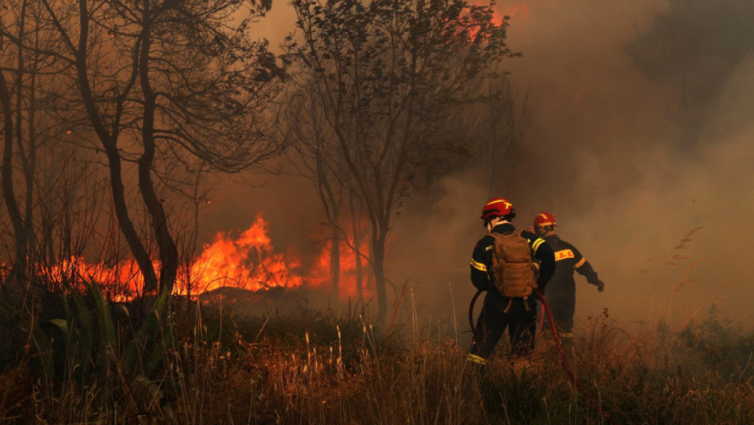 Incendii de vegetație în apropierea Atenei din cauza caniculei