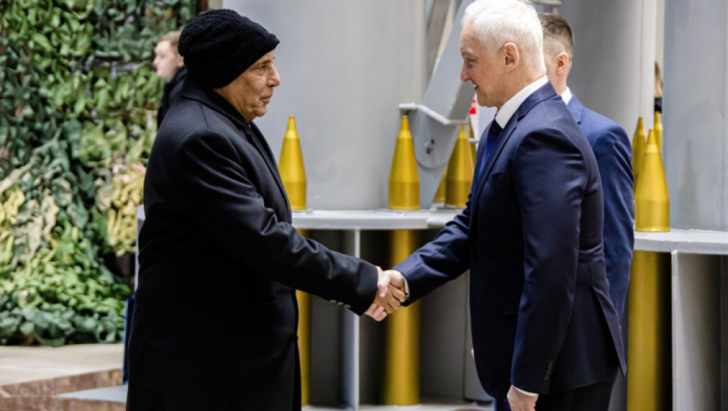 India urmărește accelerarea livrărilor de sisteme de apărare S-400 și modernizarea flotei de avioane Su-30 MKI, a declarat Ministerul Apărării din India după o întâlnire bilaterală la nivel înalt cu Rusia. Potrivit oficialilor indieni, discuțiile au avut loc pe marginea summitului Organizației de Cooperare de la Shanghai, desfășurat în China, și au reafirmat alianța strategică dintre cele două țări.