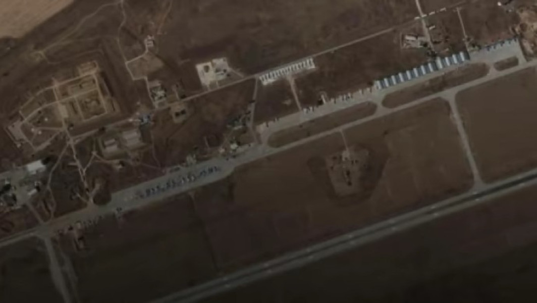 Dronele ucrainene au distrus două avioane de vanatoare Su-34 rusești și au avariat alte două pe aerodromul Marinovka din regiunea Volgograd, relatează Ukrainska Pravda. Potrivit unui comunicat, forțele speciale ale armatei ucrainene, alături de Serviciul de Securitate, au desfășurat o operațiune comună utilizând drone cu rază lungă de acțiune. Incidentul a declanșat un incendiu în zona de întreținere tehnică a aerodromului, o zonă critică pentru pregătirea și repararea avioanelor.
