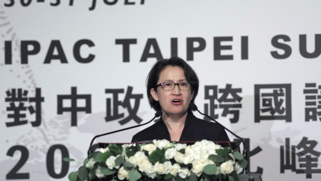 Planurilor de intimidare împotriva vicepreședintelui Taiwanului, Hsiao Bi-khim, descoperite recent, s-au adăugat noi detalii care arată amploarea acțiunilor diplomatice și de spionaj ale Chinei. Potrivit unui raport al serviciului de radio ceh Irozhlas, oficialii din Praga au dezvăluit că un plan menit să creeze o confuzie în timpul vizitei lui Hsiao, în martie 2024, a fost mult mai amplu, fiind organizat de diplomați și ofițeri de informații chinezi de la ambasada din capitala cehă.