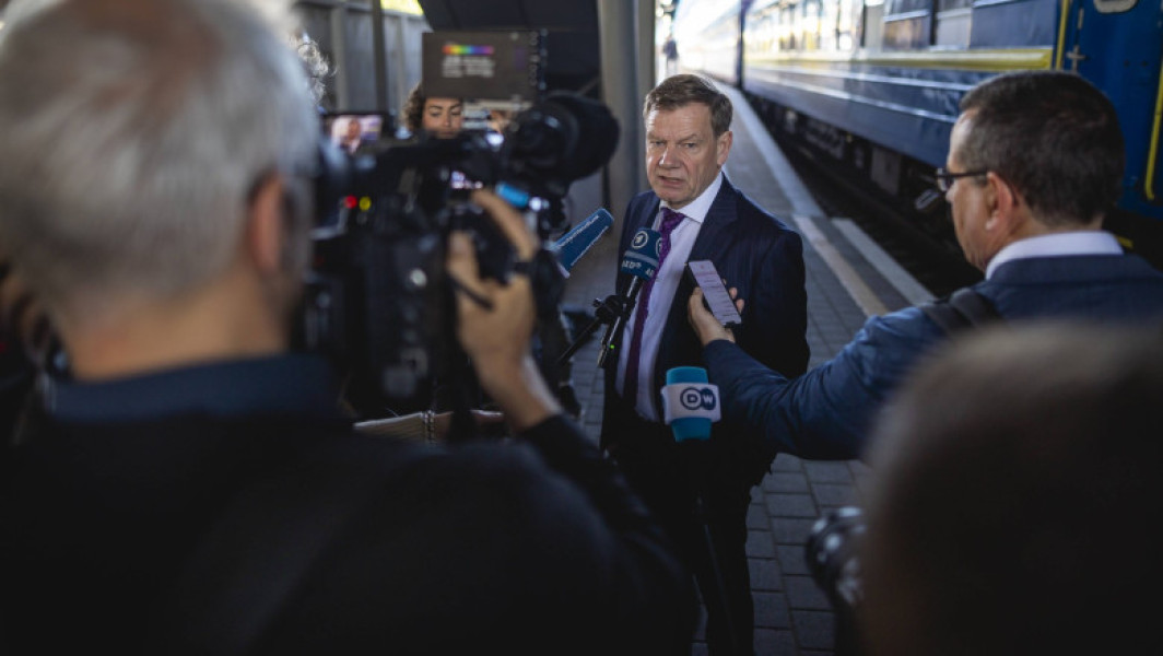 Johann Wadephul, ministrul german de externe, a sosit la Kiev, marți, într-o vizită oficială, fiind prima sa vizită în capitala Ucrainei de când a preluat funcția în luna trecută. Potrivit informațiilor din surse, această vizită a fost ținută secretă din motive de securitate, iar Wadephul a călătorit cu trenul alături de reprezentanți ai industriei germane de armament.