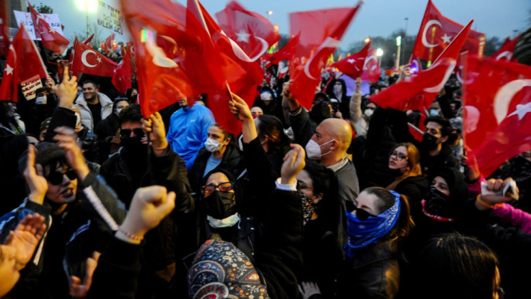 zeci de mii de oameni protestează în istanbul împotriva primarului Ekrem imamoglu după 100 de zile de arestare