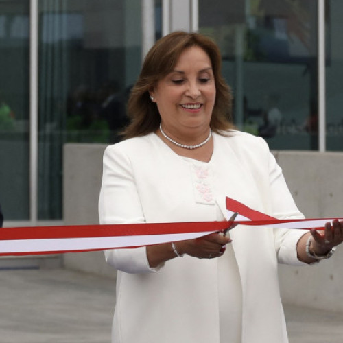 Dina Boluarte, președintele Peru, și-a dublat salariul cu un an înainte de finalizarea mandatului, anunță guvernul de la Lima. Potrivit unui decret, aceasta va primi acum echivalentul a 10.000 de dolari pe lună. Lidera statului, în vârstă de 63 de ani, se confruntă cu proteste continue din cauza creșterii cazurilor de extorcare și a situației politice instabile din țară.