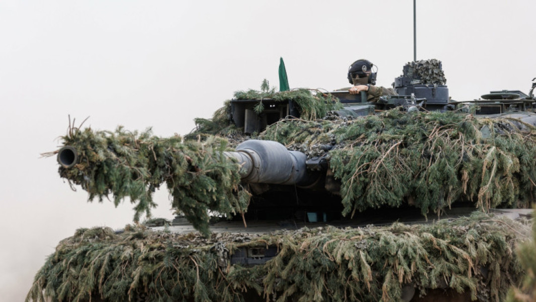 Germania analizează posibilitatea achiziției a până la 3.500 de vehicule blindate pentru a sprijini eforturile europene și NATO în crearea de noi brigăzi de luptă, potrivit unor surse anonime citate de digi24.ro. Printre aceste vehicule s-ar număra până la 2.500 de vehicule de luptă și până la 1.000 de tancuri, parte a unei inițiative menite să întărească apărarea aliatilor în fața amenințării ruse din cauza invaziei din Ucraina.
