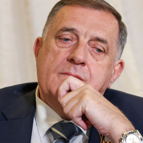 Milorad Dodik, liderul sârbilor din Bosnia, s-a prezentat vineri în fața justiției locale după mai bine de trei luni de refuz și a acceptat să fie audiat într-un dosar pentru „atentat asupra ordinii constituționale”. Conform declarațiilor sale, Dodik a fost eliberat conditionat după audiere, deși avea un mandat internațional de arestare emis în data de 18 martie, pentru că nu s-a prezentat anterior la Parchetul de Stat din Sarajevo.