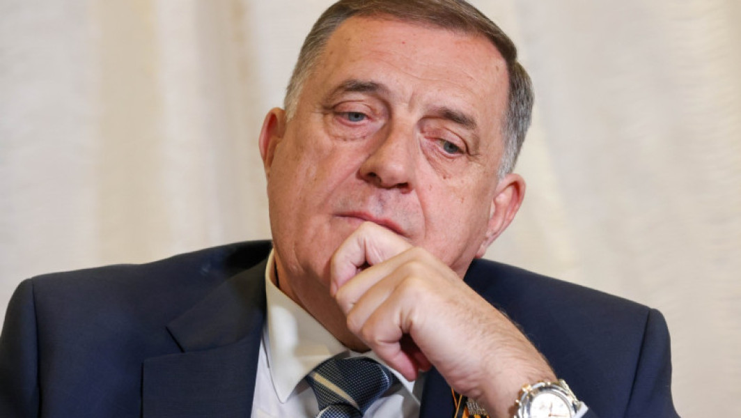 Milorad Dodik, liderul sârbilor din Bosnia, s-a prezentat vineri în fața justiției locale după mai bine de trei luni de refuz și a acceptat să fie audiat într-un dosar pentru „atentat asupra ordinii constituționale”. Conform declarațiilor sale, Dodik a fost eliberat conditionat după audiere, deși avea un mandat internațional de arestare emis în data de 18 martie, pentru că nu s-a prezentat anterior la Parchetul de Stat din Sarajevo.