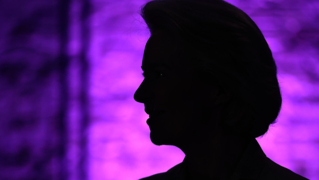 Ursula von der Leyen a fost salvată de o moțiune de cenzură în Parlamentul European, deși evenimentul nu a fost o victorie clară pentru ea, notează POLITICO. Inițiată de europarlamentarul român Gheorghe Piperea din partea AUR, această moțiune ar fi putut conduce la demiterea șefei Comisiei Europene dacă ar fi fost aprobată, însă numărul de voturi nu a fost suficient pentru a îndeplini condițiile majorității de două treimi, ceea ce ar fi aruncat UE în haos.