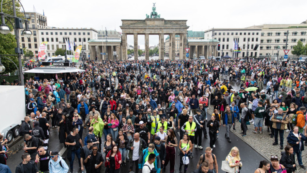 parada "rave the planet" în centrul Berlinului aduce aproape 200.000 de participanți și încheie cu numeroase incidente medicale