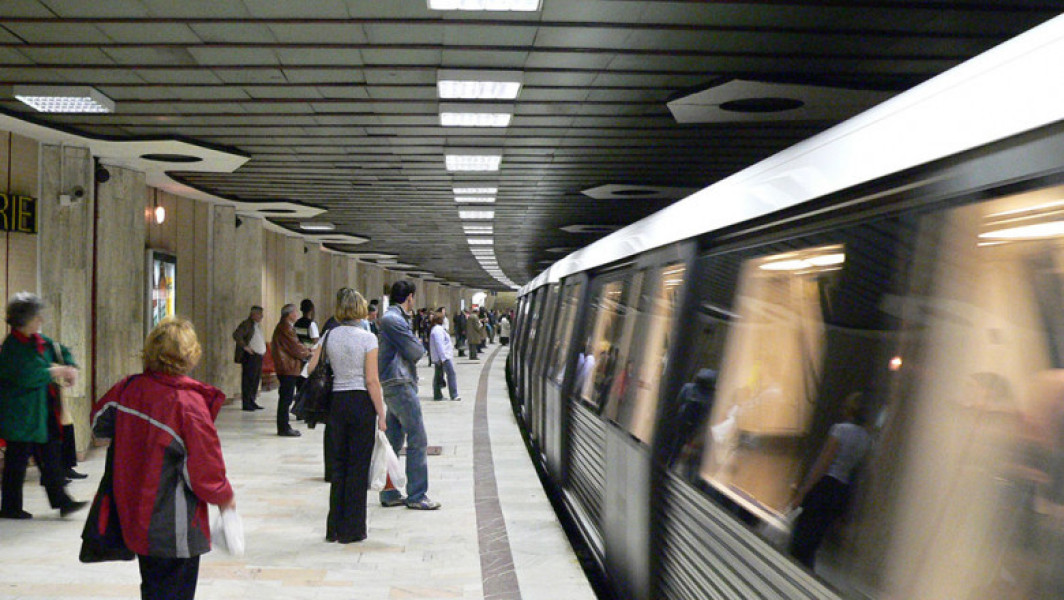 Barbat sinucis sub metrou la Unirii, trafic blocat