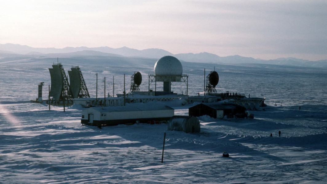 turn radar abandonat din nordul Canadei, simbol al epocii războiului rece