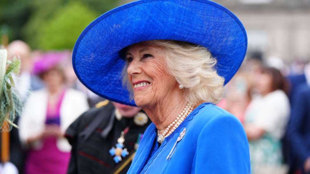 Camilla, Regina Marii Britanii, va primi gradul de viceamiral în cadrul Marinei Regale, anunță șeful marinei. Potrivit sursei, ceremonia oficială va avea loc miercuri, în timpul vizitei sale la baza navală din Devonport, unde va participa la o ceremonie dedicată încheierii primei misiuni a submarinului HMS Astute. Aceasta va fi o ocazie pentru a celebra cele mai recente succese ale submarinului, care a avut cea mai lungă misiune din istoria marinei britanice, ultimii 15 ani, și care va intra într-o revizie majoră, menită să îi permită să continue misiunile de patrulare, protejând interesele Regatului Unit.