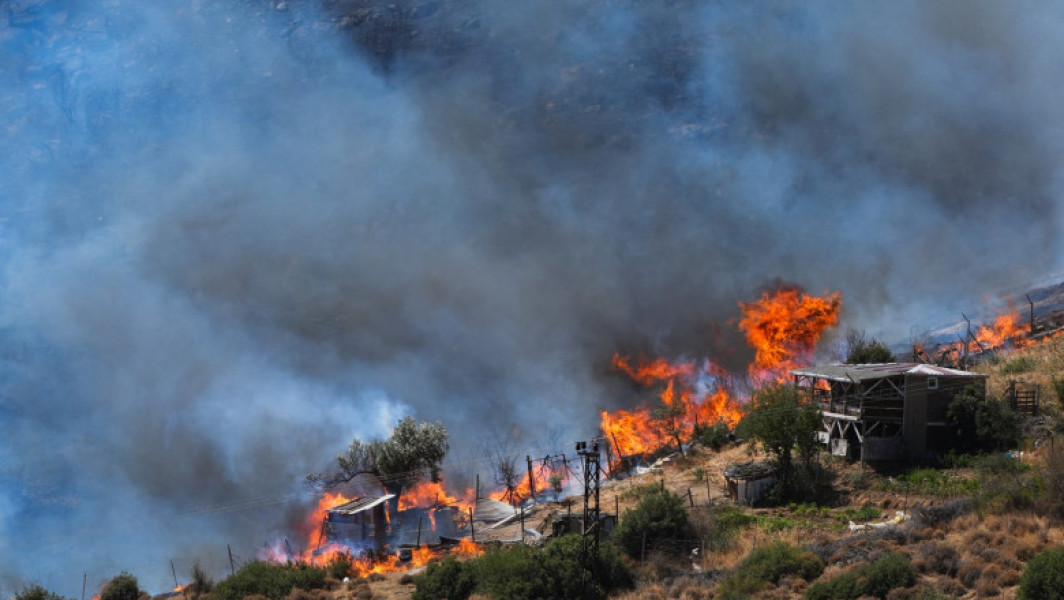 Incendiile de vegetație continuă să fie o problemă majoră în Turcia, afectând mai multe provincii din nord-vestul țării. Pompierii luptă cu flăcările alimentate de vânturile puternice și temperaturile extreme, notează Hurriyet Daily.